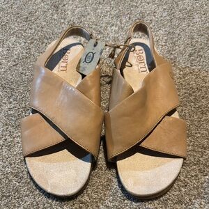 Born NWT Sandals Sling Back 10M Neutral Leather Comfort Vacation Travel Resort